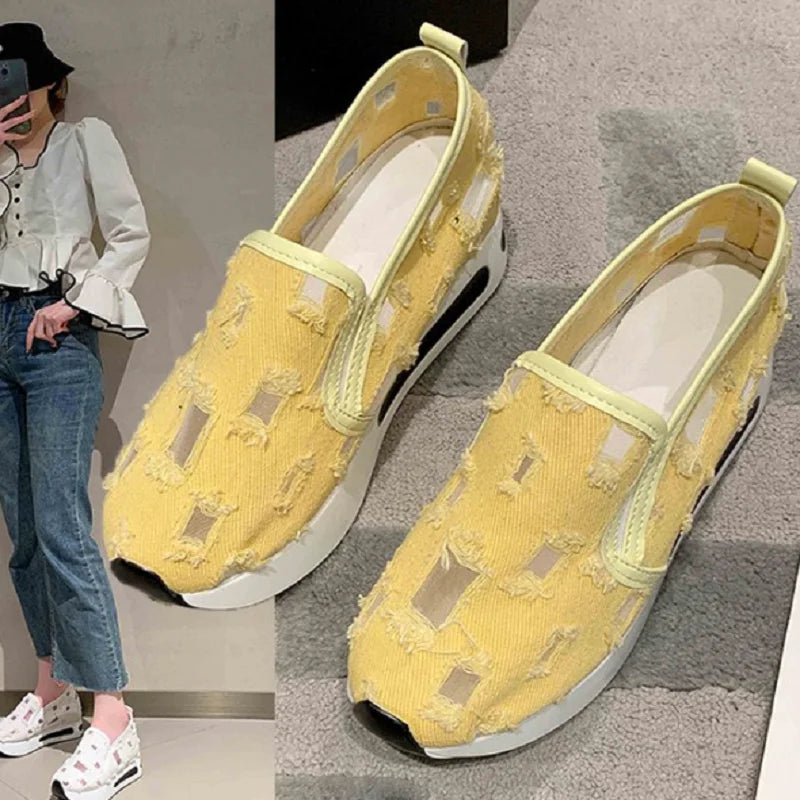 Luftige Damen-Slipper mit Cutouts und Plateau