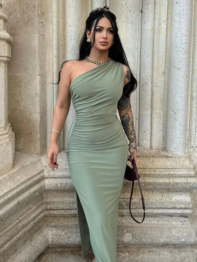 Asymmetrisches Midikleid mit Schlitz und Raffung auf einer Seite