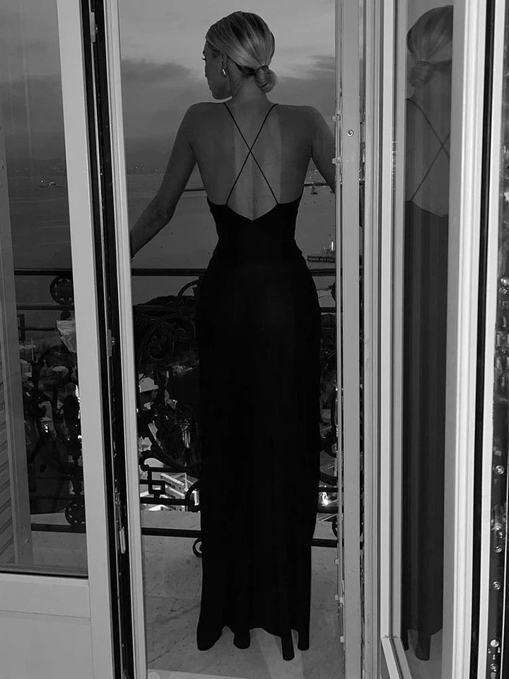 Elegantes Abendkleid mit tiefem Ausschnitt und schmalen Trägern