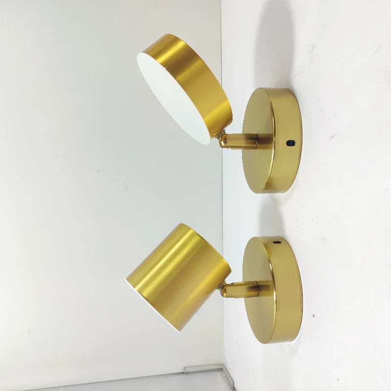 Moderne LED-Wandleuchte mit goldfarbenem Finish