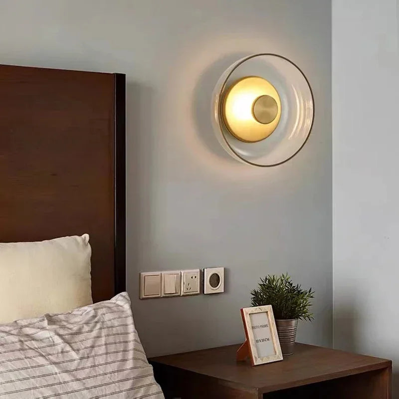 Moderne Wandleuchte mit rundem Glasschirm