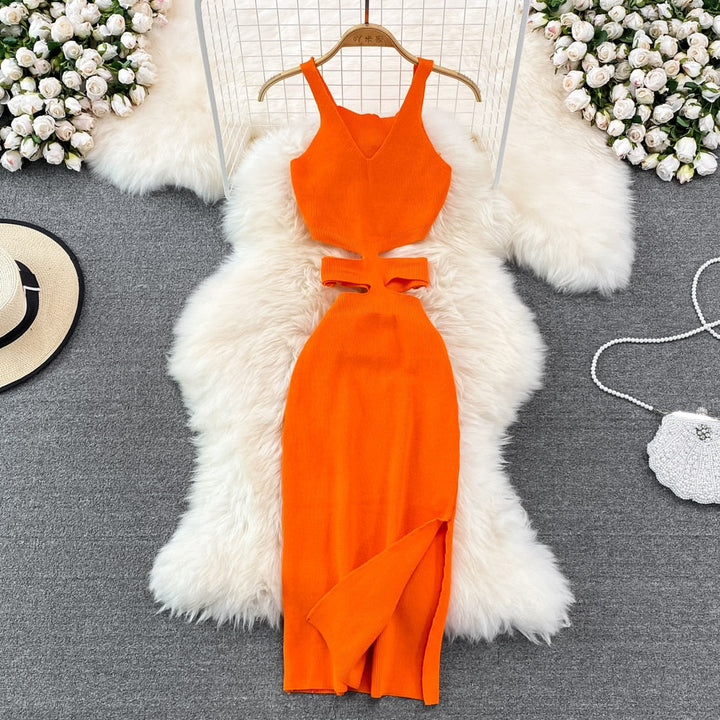 Modernes Abendkleid mit Ausschnitten und verzierten Krawatten