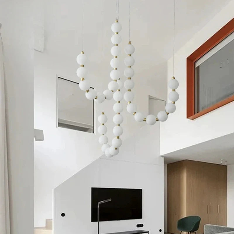 Moderne LED-Pendelleuchte – ausdrucksstarke Kugelkette aus Lichtbällen