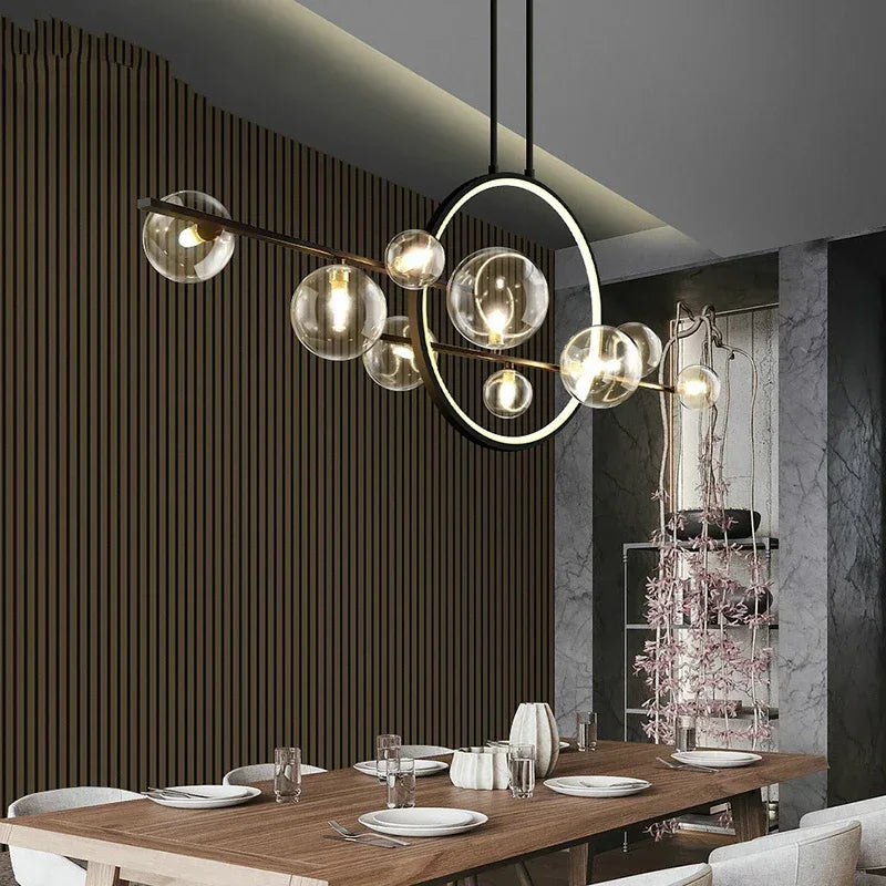 Moderne Deckenleuchte mit kugelförmigen Glasschirmen und geometrischem LED-Ring