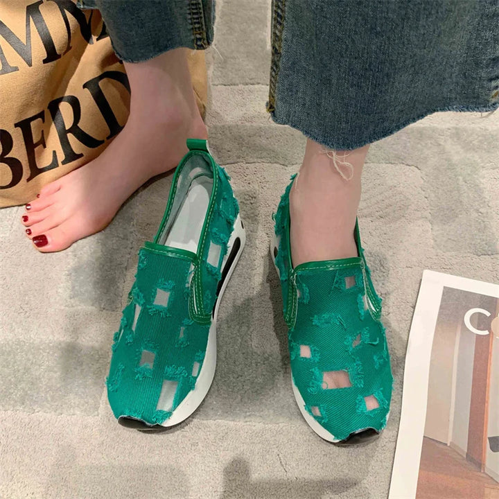 Luftige Damen-Slipper mit Cutouts und Plateau