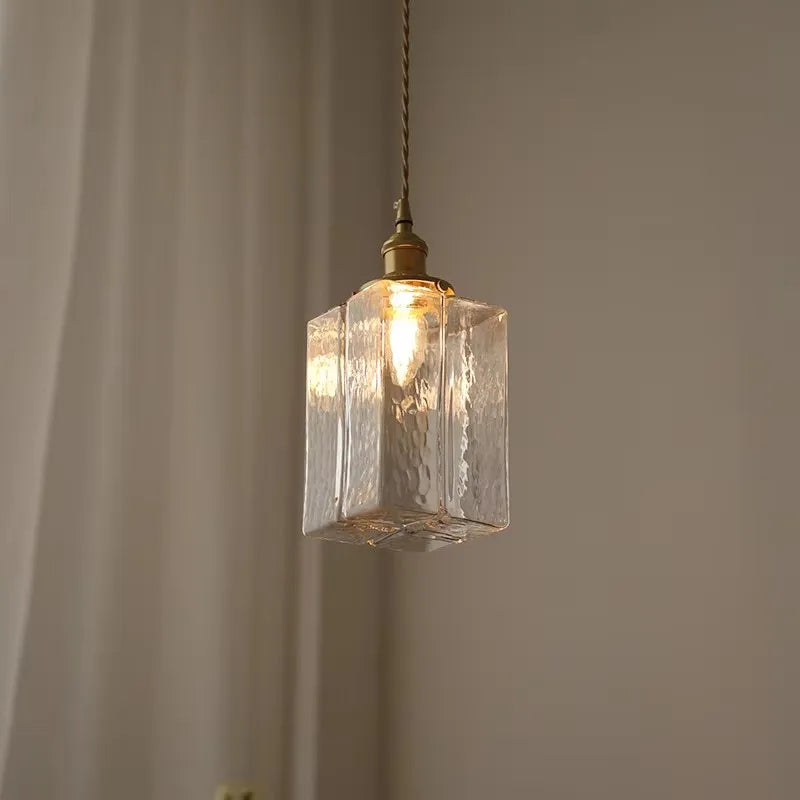 Vintage-Pendelleuchte mit Glasschirm und Messingfinish