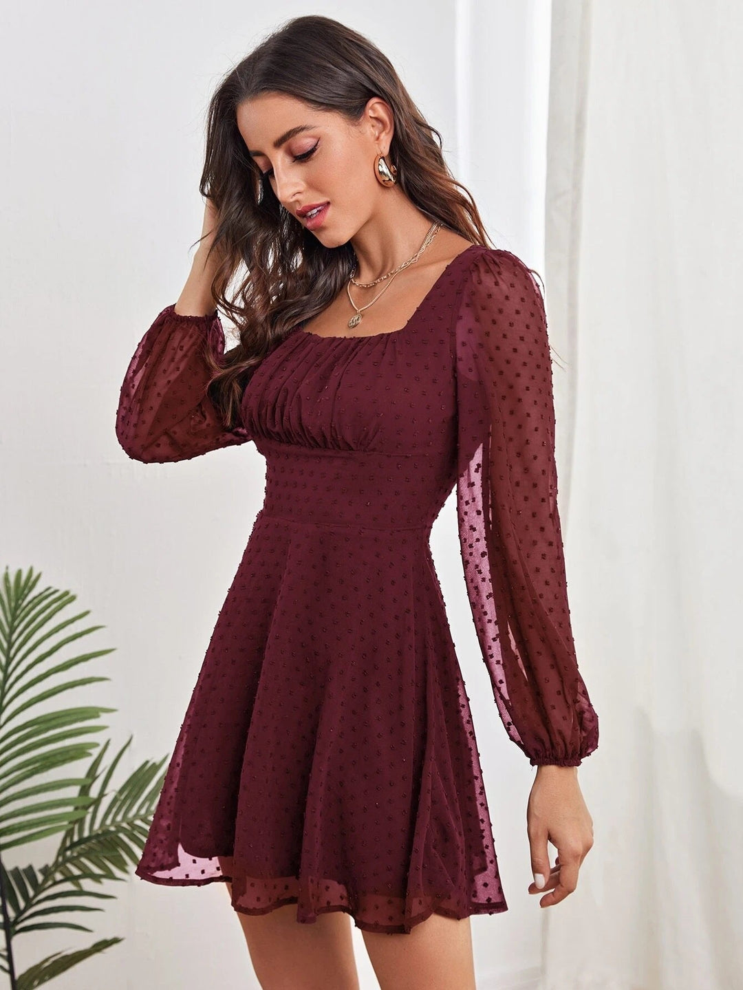 Hübsches Kleid mit durchbrochenem Muster und langen, gepufften Ärmeln