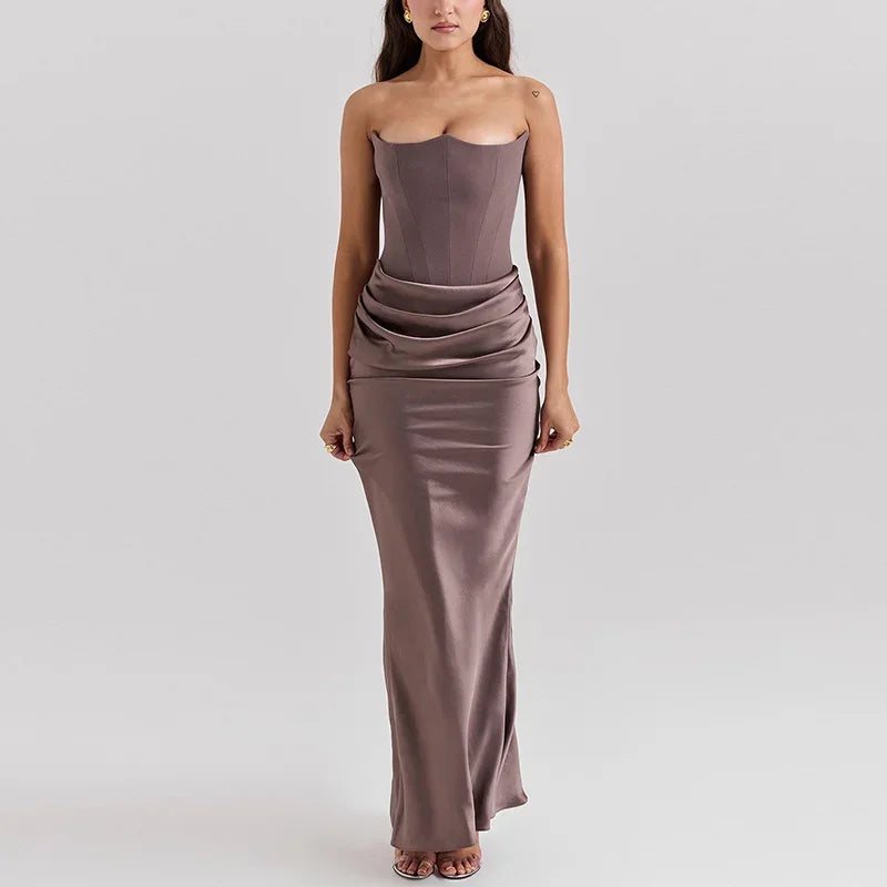 Schulterfreies Maxikleid mit Taillenraffung im minimalistischen Stil