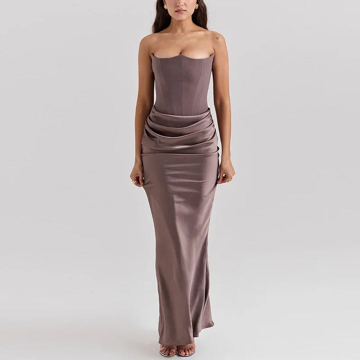 Schulterfreies Maxikleid mit Taillenraffung im minimalistischen Stil