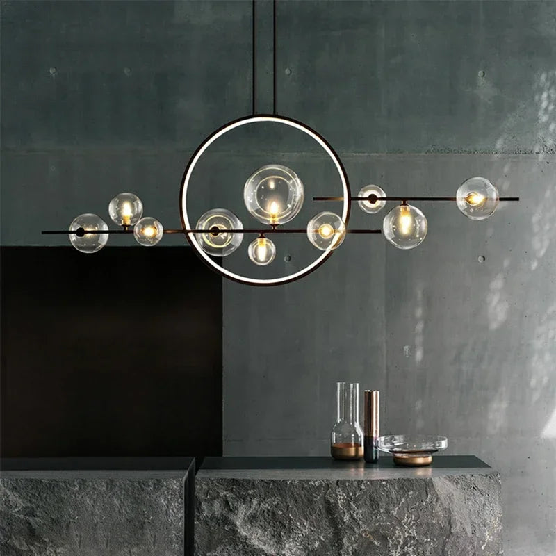 Moderne Deckenleuchte mit kugelförmigen Glasschirmen und geometrischem LED-Ring
