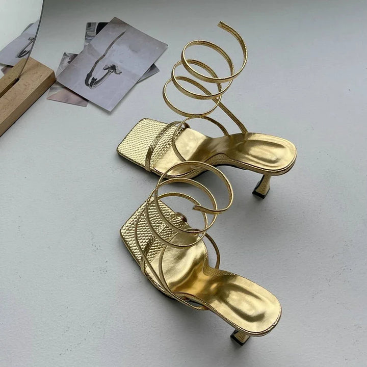Luxuriöse Damen-Sandalen mit Absatz und goldenen Riemen