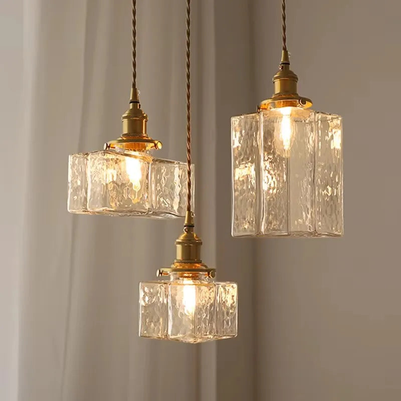 Vintage-Pendelleuchte mit Glasschirm und Messingfinish