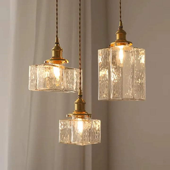Vintage-Pendelleuchte mit Glasschirm und Messingfinish