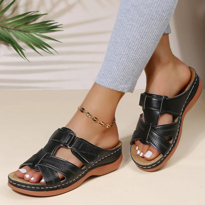 Bequeme orthopädische Damensandalen mit verstellbaren Riemen