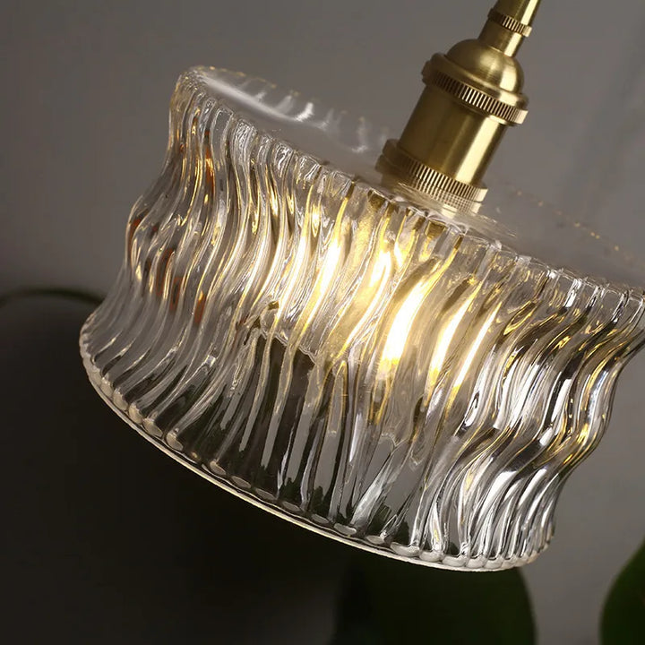 Pendelleuchte im Vintage-Stil mit gerilltem Glasschirm und Goldfinish