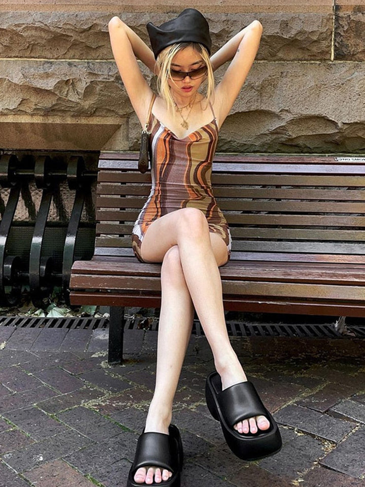 Geometrisch gemustertes Minikleid mit Ausschnitt