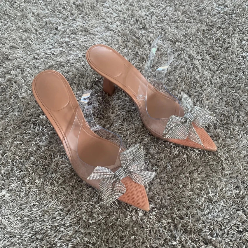 Transparente Damenstilettos mit Kristallschleife