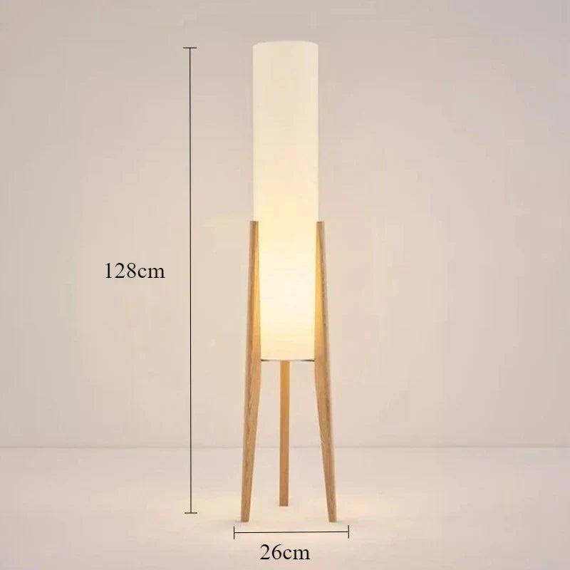 Moderne Stehlampe mit Holzbeinen und Zylindersch irm