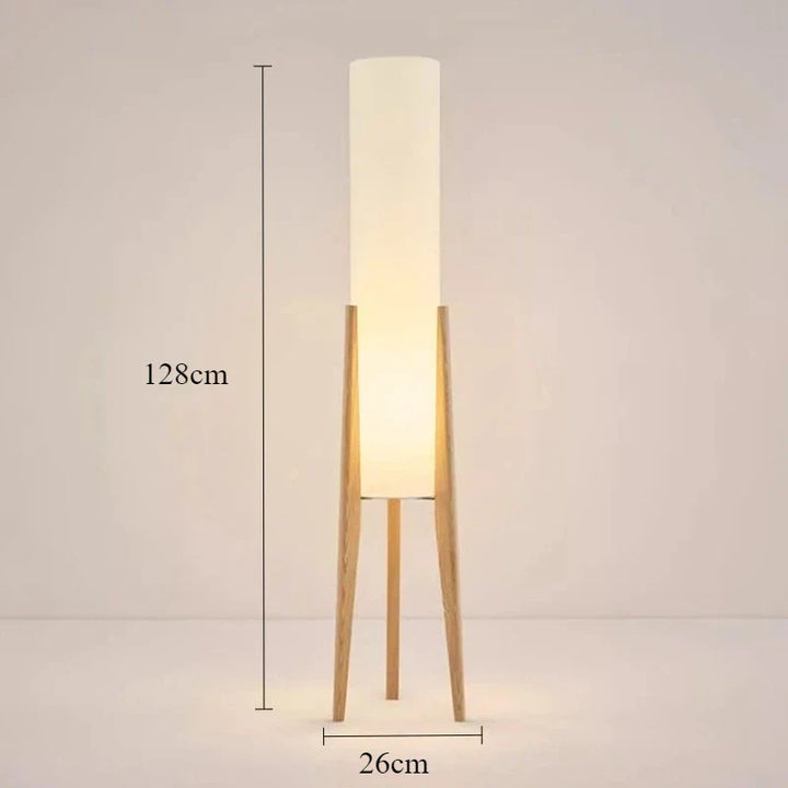Moderne Stehlampe mit Holzbeinen und Zylindersch irm