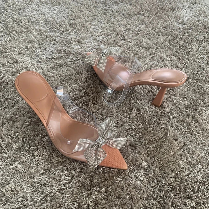 Transparente Damenstilettos mit Kristallschleife