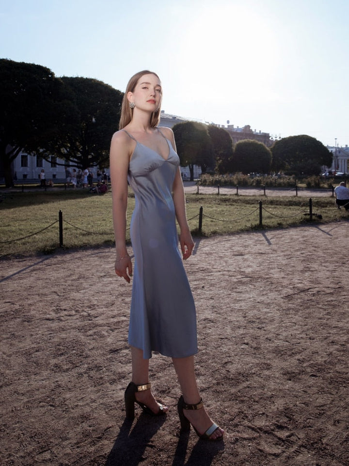Midikleid aus Satin mit dünnen Trägern und V-Ausschnitt