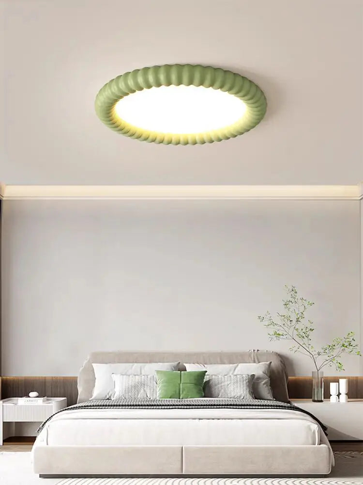 Moderne LED-Deckenleuchte mit dekorativem Wellenrahmen