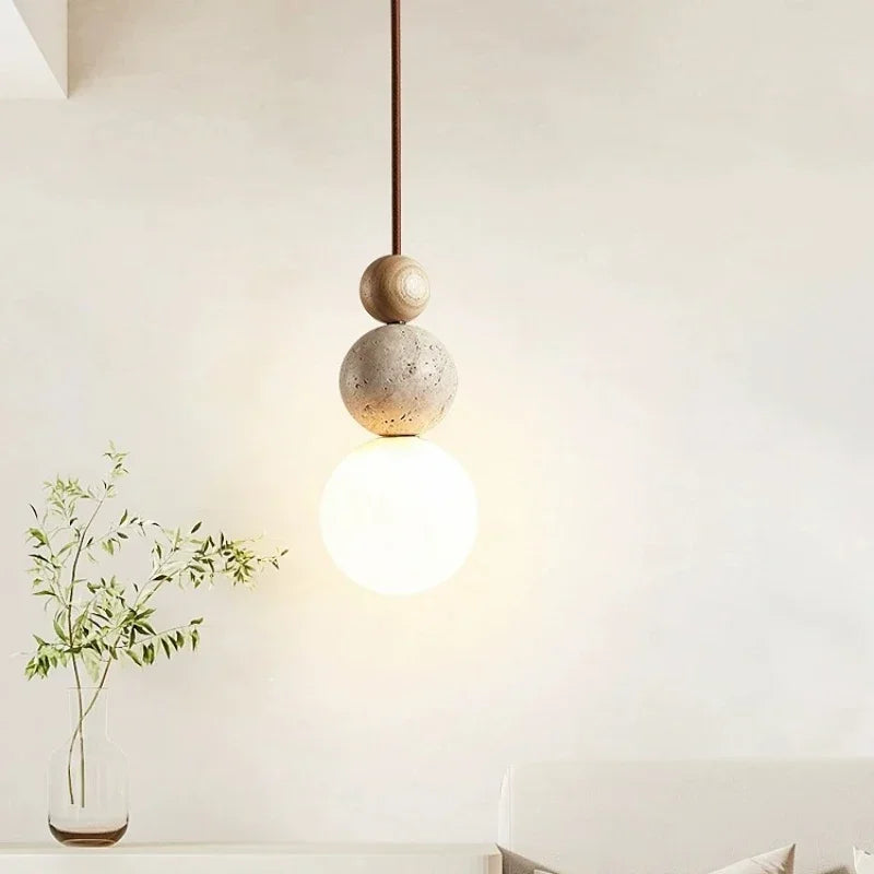 Moderne Pendelleuchte mit kugelförmigen Details
