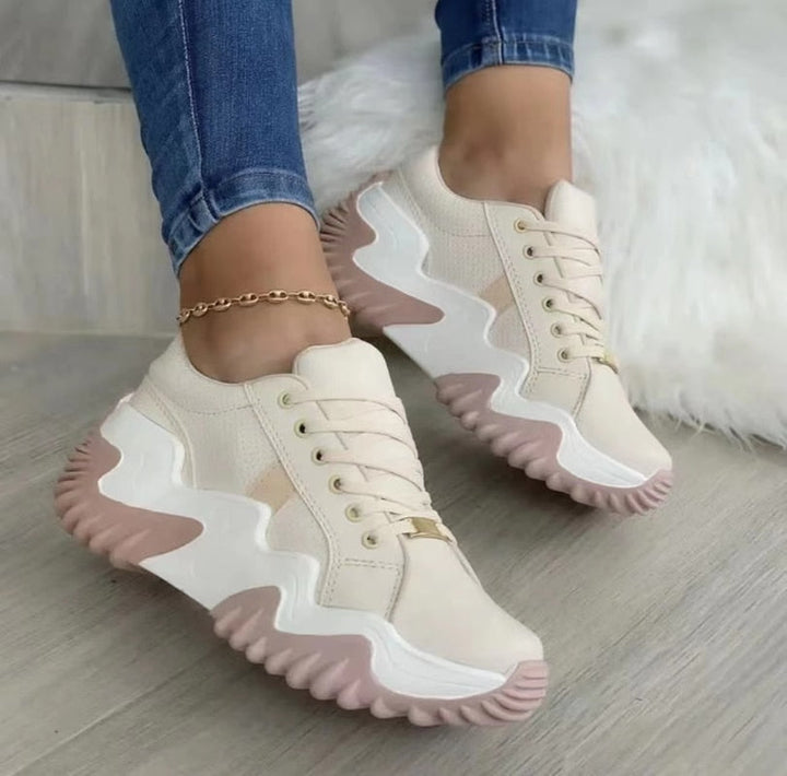 Damen-Sportschuhe mit hoher gewellter Sohle
