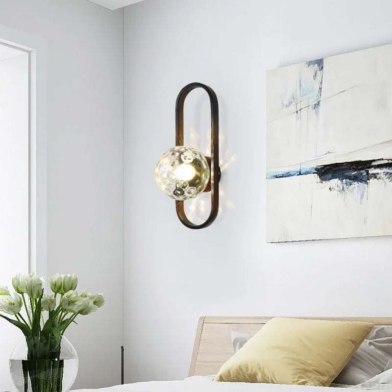 Moderne Wandleuchte mit Milchglaskugel