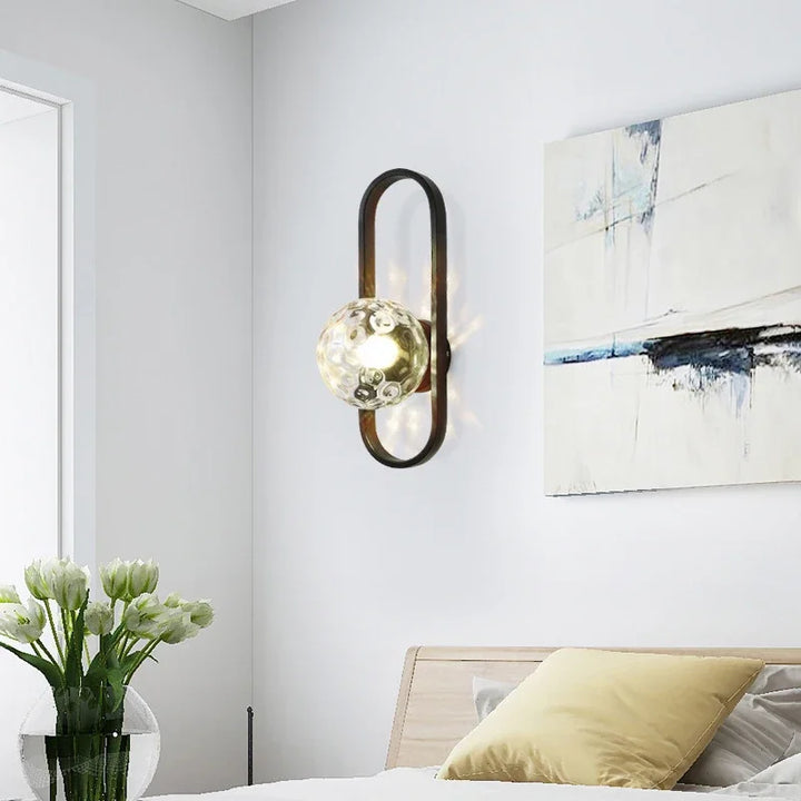 Moderne Wandleuchte mit Milchglaskugel