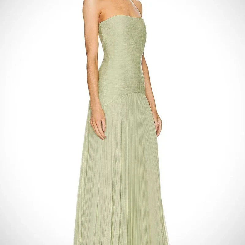 Schulterfreies Maxikleid mit plissiertem Rockteil