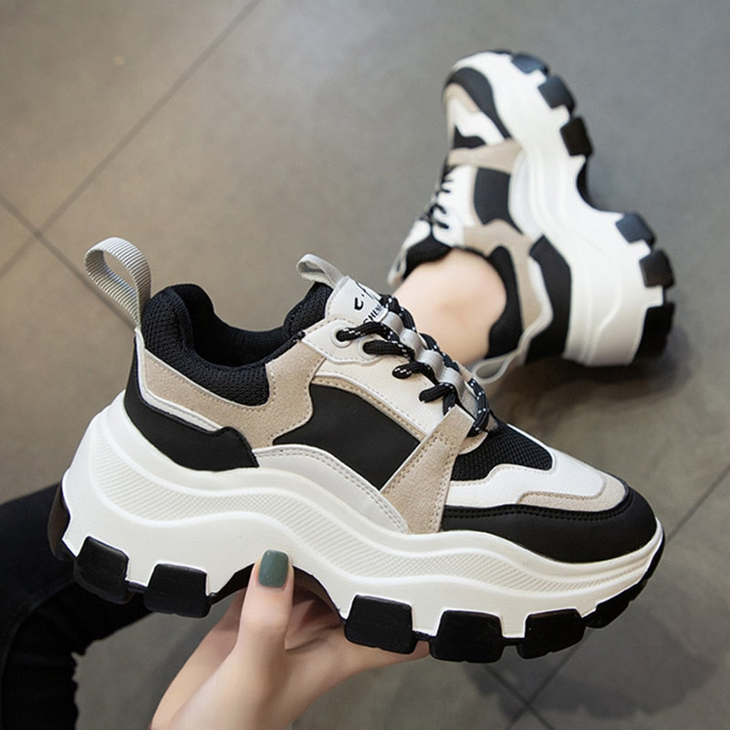 Damen-Sneakers im Retro-Stil mit kontrastierenden Einsätzen