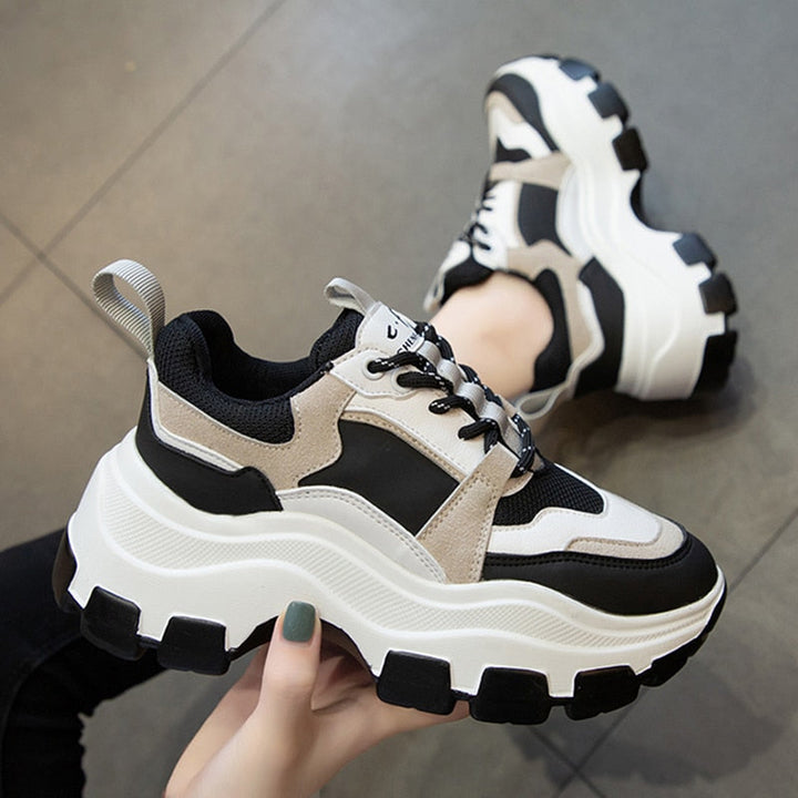 Damen-Sneakers im Retro-Stil mit kontrastierenden Einsätzen