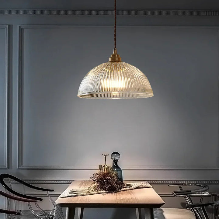 Retro-Pendelleuchte mit gerilltem Glasschirm und Messingfinish