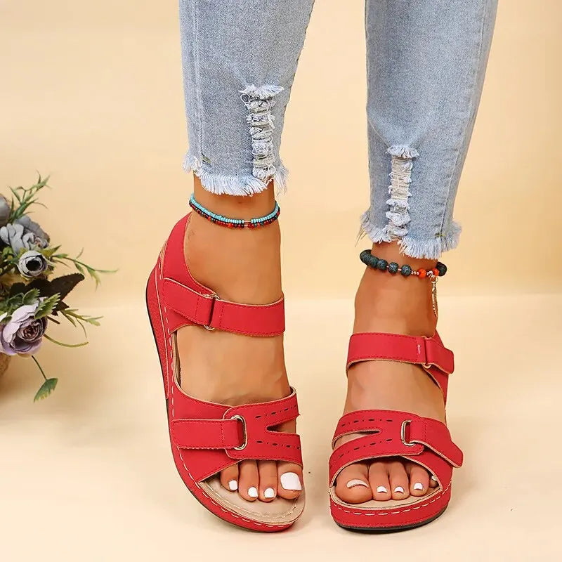 Bequeme Damensandalen mit verstellbaren Riemen