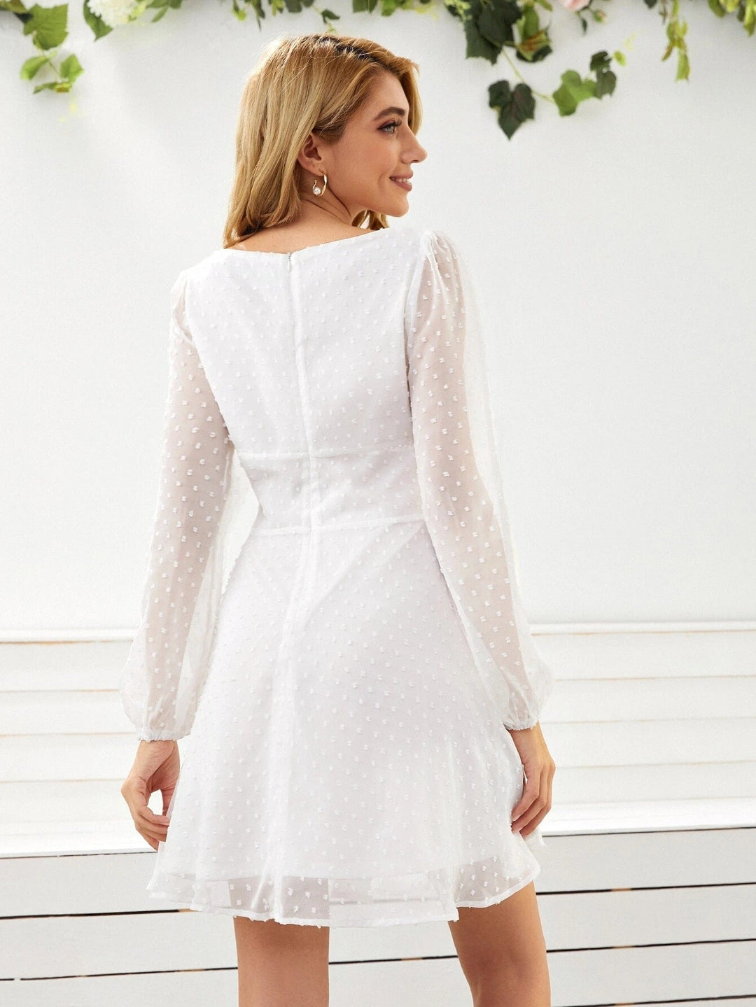 Hübsches Kleid mit durchbrochenem Muster und langen, gepufften Ärmeln