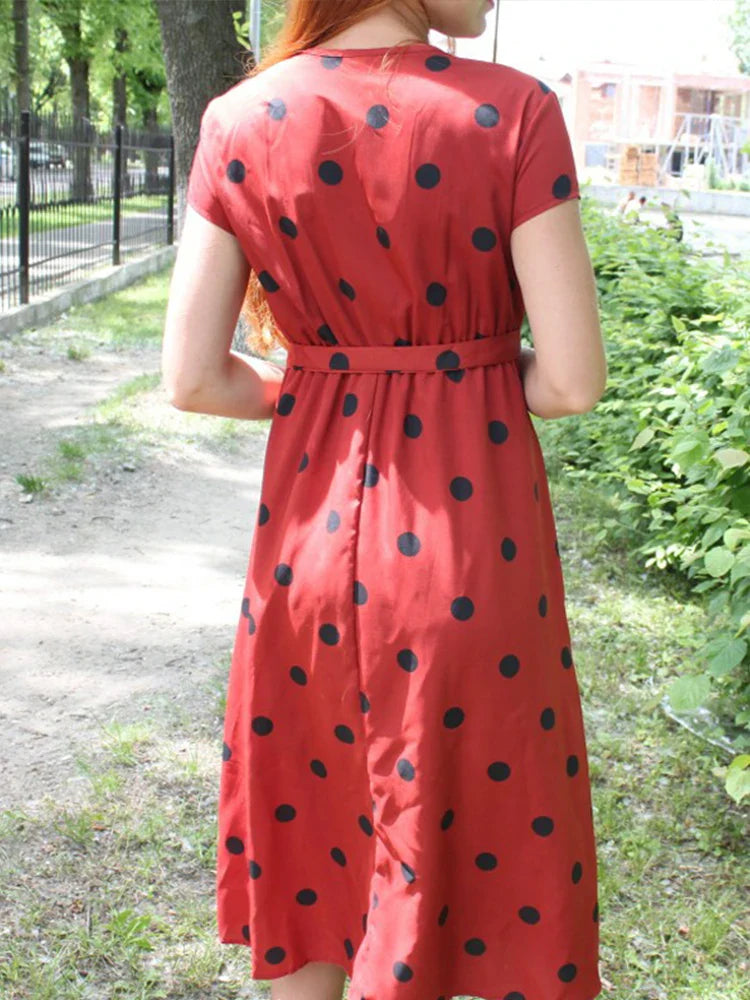 Erbsengefülltes Midikleid mit Bindeband in der Taille