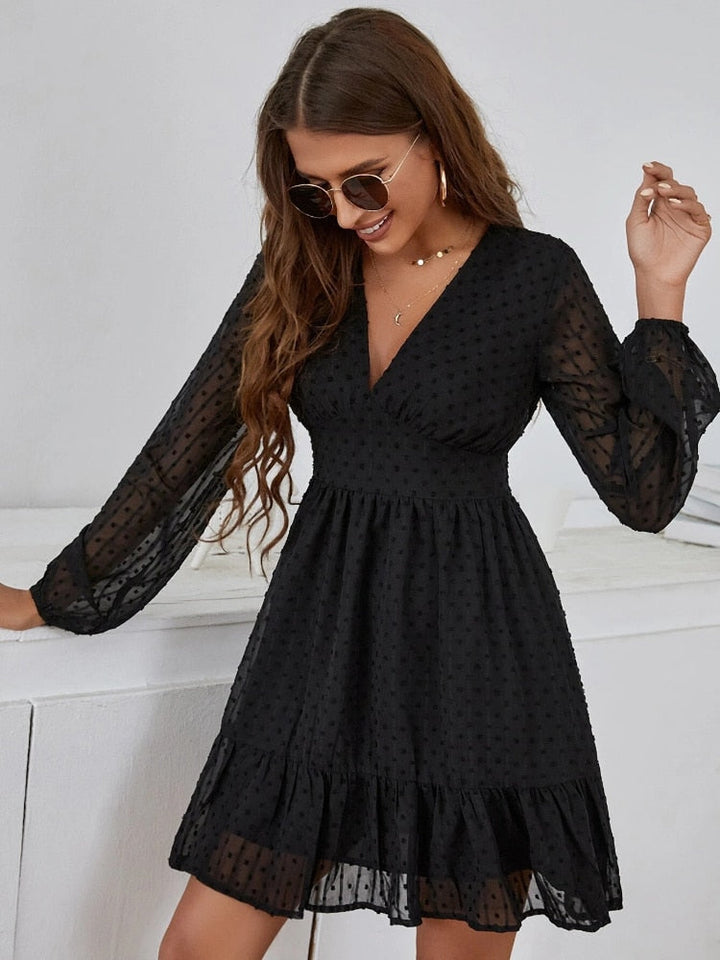 Kleid mit langen, transparenten Ärmeln und Rüschen