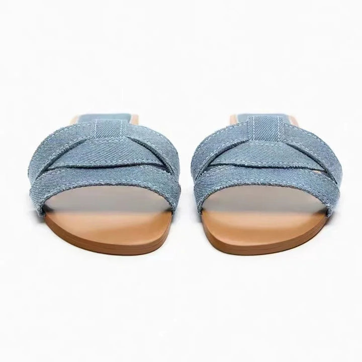 Stylische Damensandalen mit flacher Sohle und gekreuzten Riemen