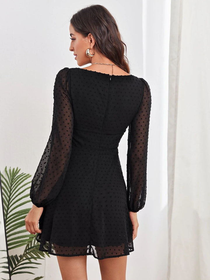 Hübsches Kleid mit durchbrochenem Muster und langen, gepufften Ärmeln