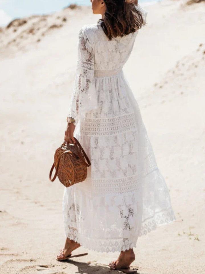 Langes Spitzen-Strandkleid mit 3/4-Ärmeln und verziertem Ausschnitt