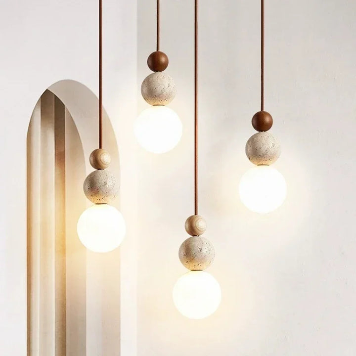 Moderne Pendelleuchte mit kugelförmigen Details