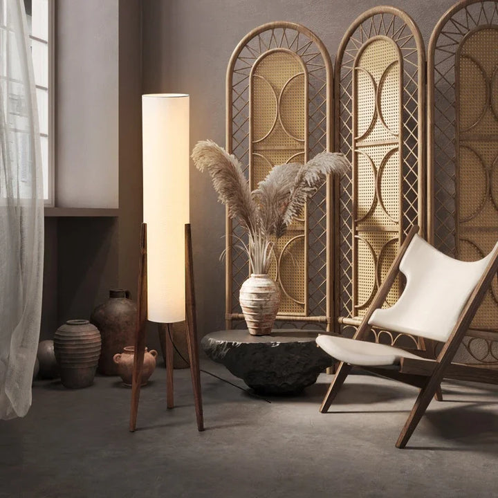Moderne Stehlampe mit Holzbeinen und Zylindersch irm