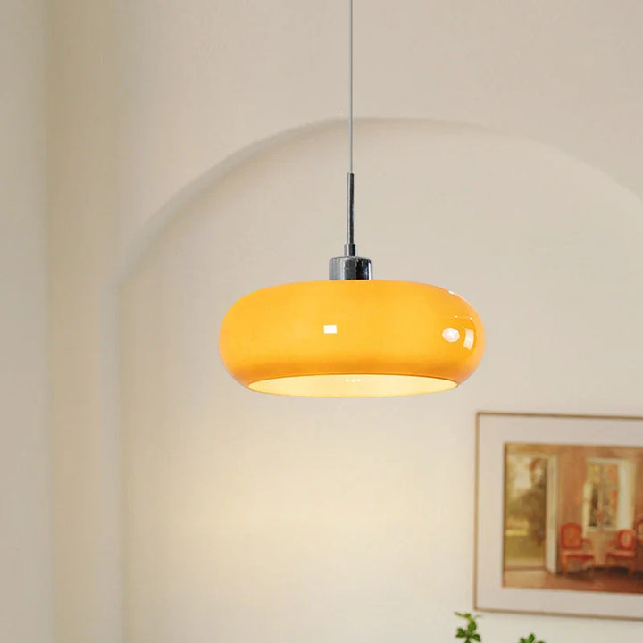 Pendelleuchte mit opalisierendem Glasschirm – eleganter Retro-Bauhaus-Akzent