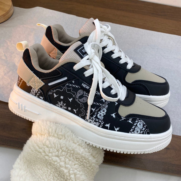 Damen-Sneaker mit kontrastierenden Mustern und dicken Sohlen