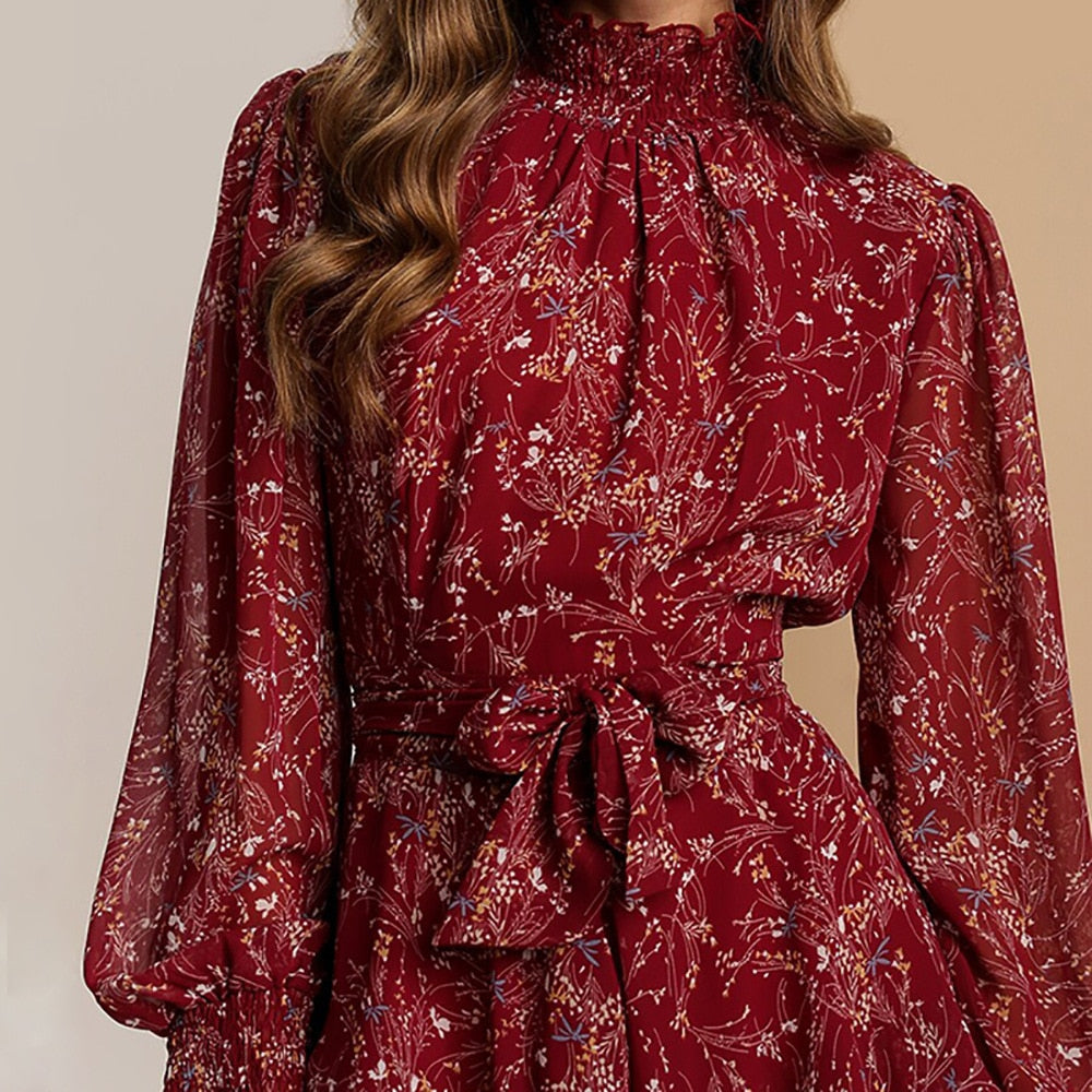 Gemustertes Kleid mit Bindegürtel und Rüschenkragen