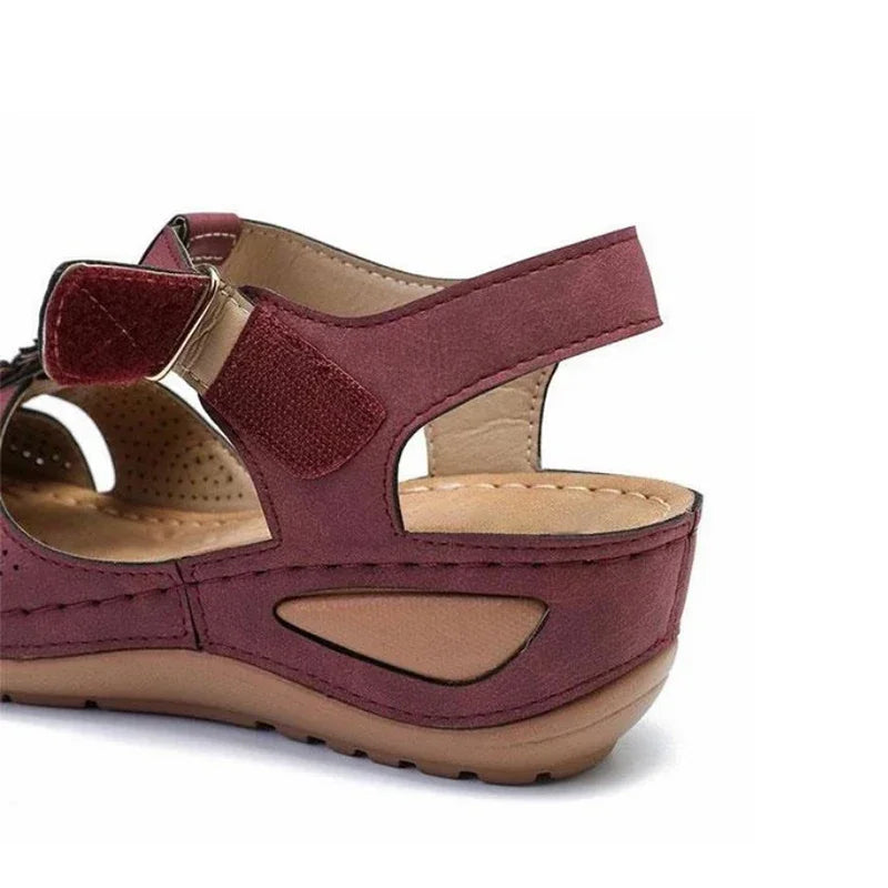 Orthopädische Damensandalen mit Blumendekoration