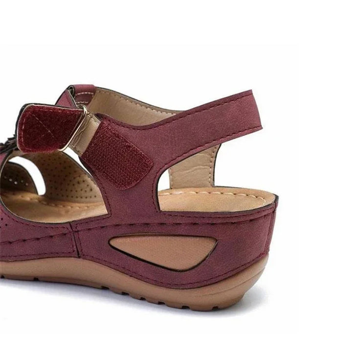 Orthopädische Damensandalen mit Blumendekoration