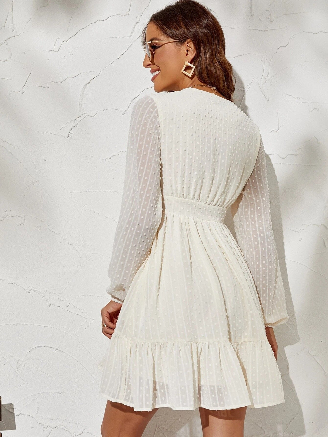Kleid mit langen, transparenten Ärmeln und Rüschen