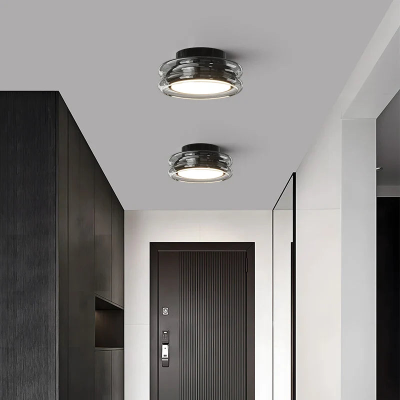 Moderne Deckenleuchte mit Glasschirm